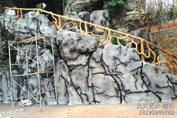 坡地水泥假山堡坎，參考價(jià)格：280元/平方米