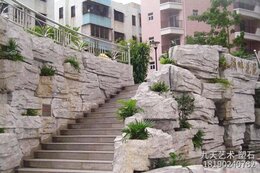 塑石假山作品具有很強的裝飾性和觀(guān)賞性